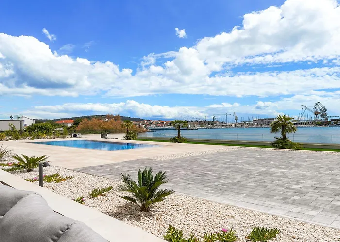 Апартаменты Royal Dutch At Sea Трогир