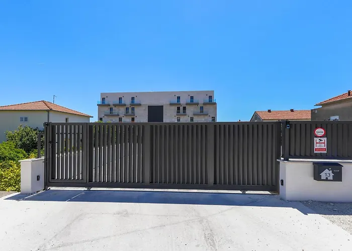 Royal Dutch At Sea Трогир